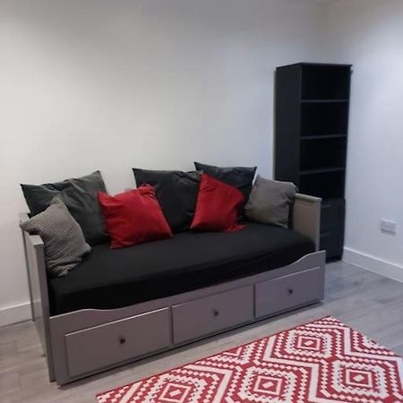 Home Away Barking Баркинг Екстериор снимка
