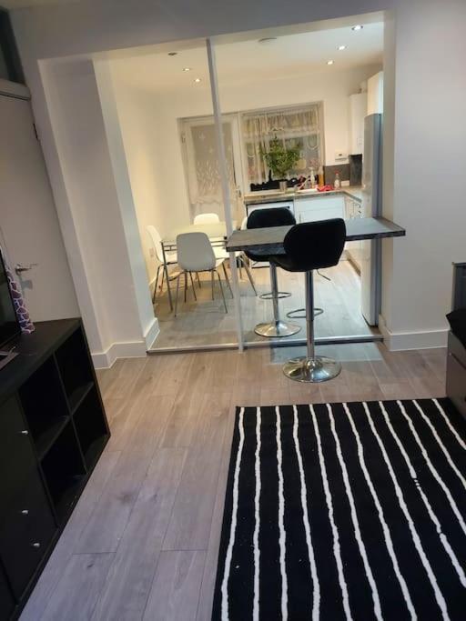 Home Away Barking Баркинг Екстериор снимка