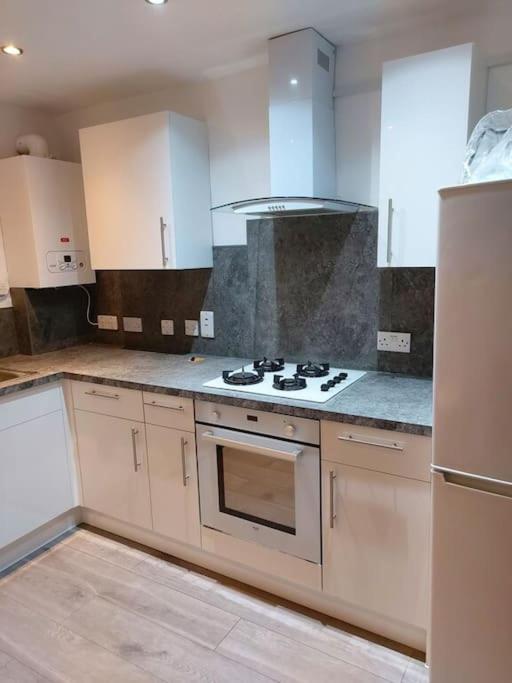 Home Away Barking Баркинг Екстериор снимка