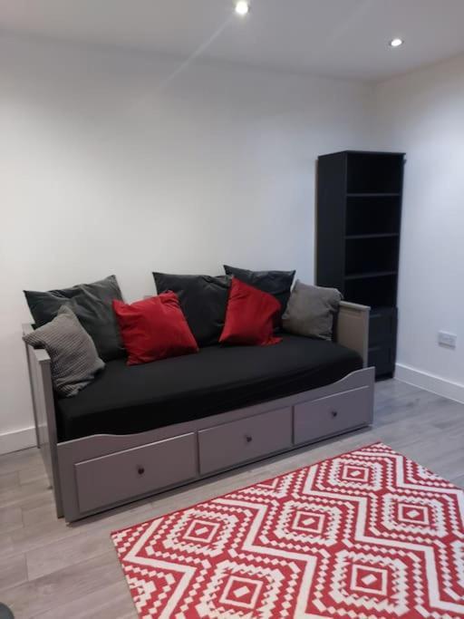 Home Away Barking Баркинг Екстериор снимка