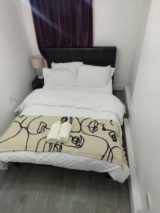 Home Away Barking Баркинг Екстериор снимка