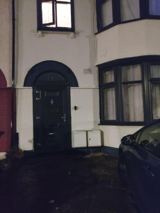 Home Away Barking Баркинг Екстериор снимка