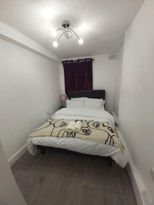 Home Away Barking Баркинг Екстериор снимка