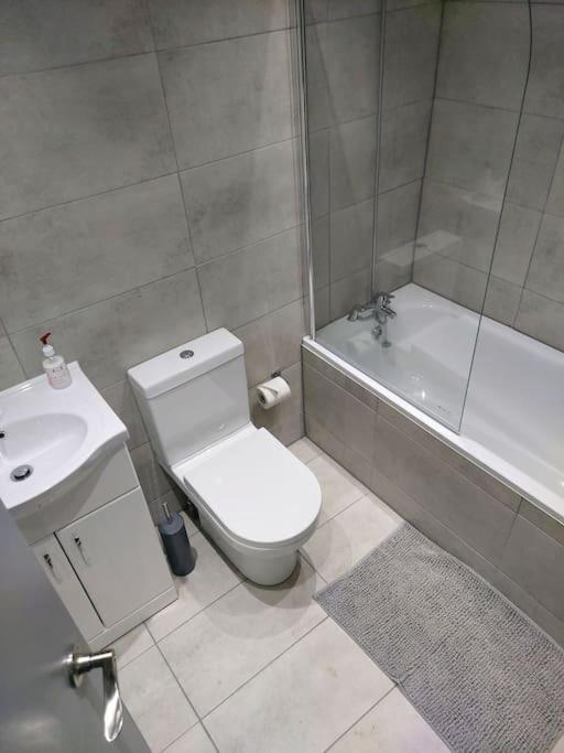 Home Away Barking Баркинг Екстериор снимка