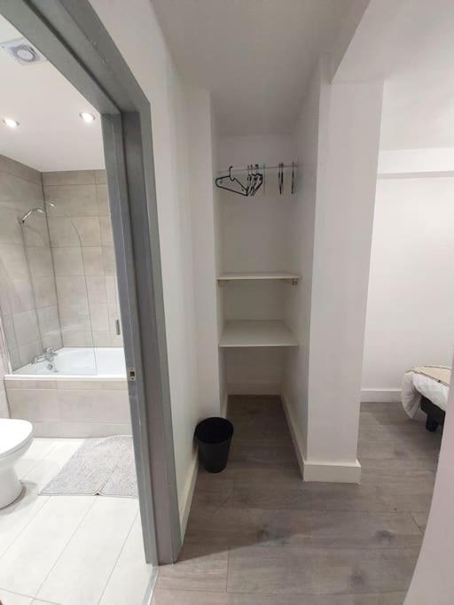 Home Away Barking Баркинг Екстериор снимка