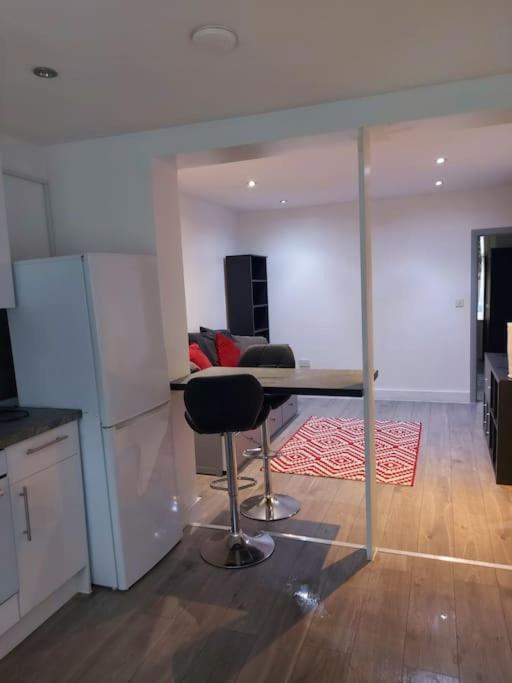 Home Away Barking Баркинг Екстериор снимка