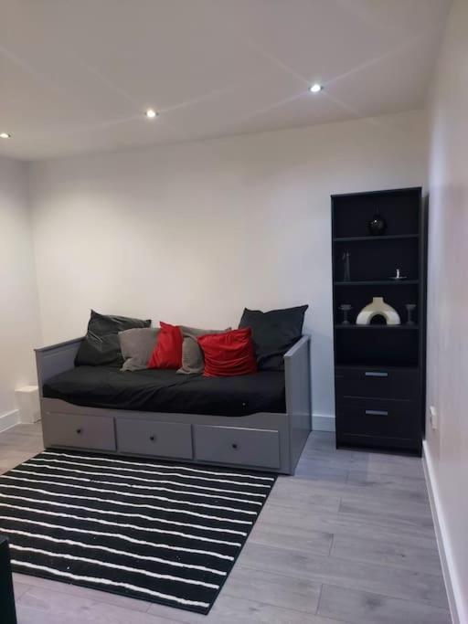 Home Away Barking Баркинг Екстериор снимка