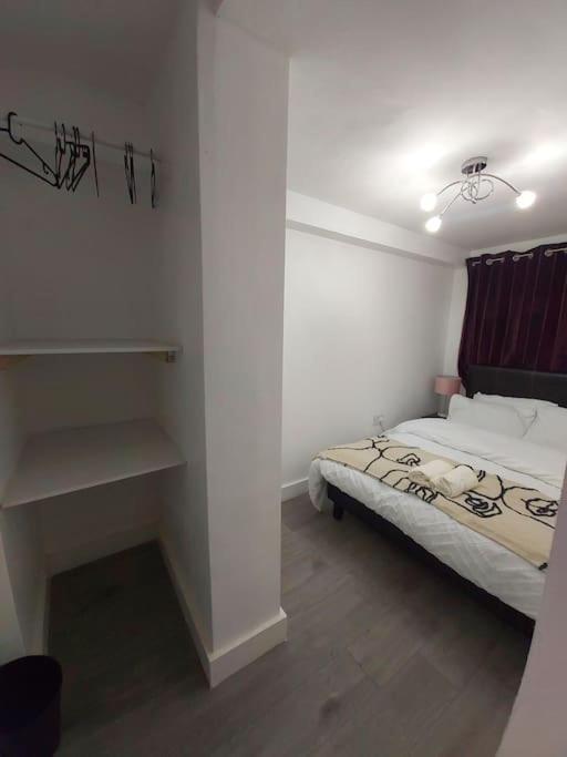 Home Away Barking Баркинг Екстериор снимка