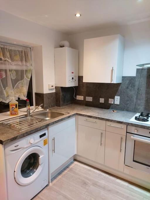 Home Away Barking Баркинг Екстериор снимка