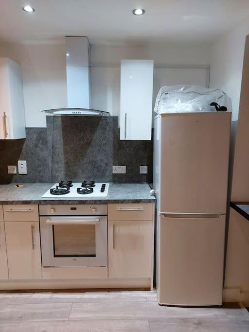 Home Away Barking Баркинг Екстериор снимка