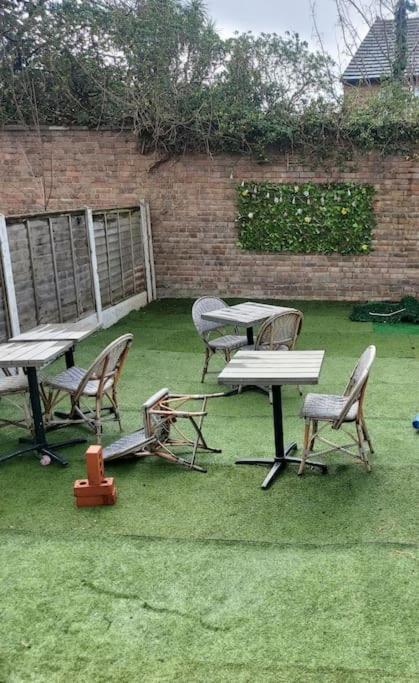 Home Away Barking Баркинг Екстериор снимка