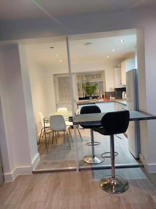 Home Away Barking Баркинг Екстериор снимка