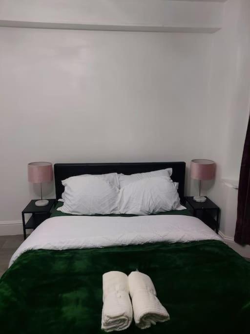 Home Away Barking Баркинг Екстериор снимка