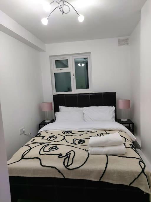 Home Away Barking Баркинг Екстериор снимка