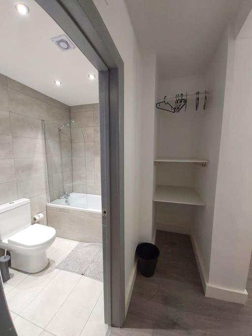 Home Away Barking Баркинг Екстериор снимка