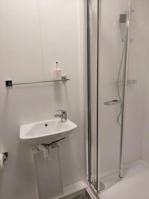 Home Away Barking Баркинг Екстериор снимка