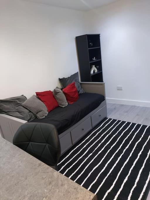 Home Away Barking Баркинг Екстериор снимка