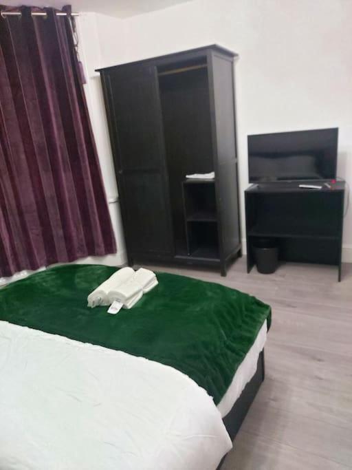 Home Away Barking Баркинг Екстериор снимка
