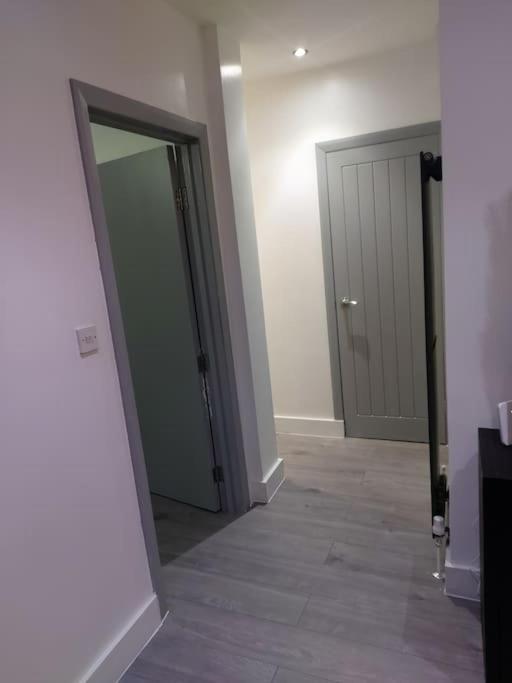Home Away Barking Баркинг Екстериор снимка