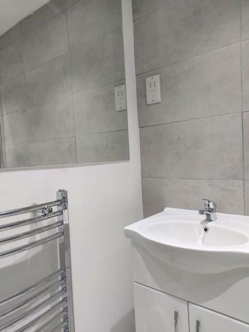 Home Away Barking Баркинг Екстериор снимка