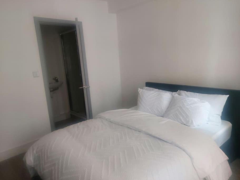 Home Away Barking Баркинг Екстериор снимка