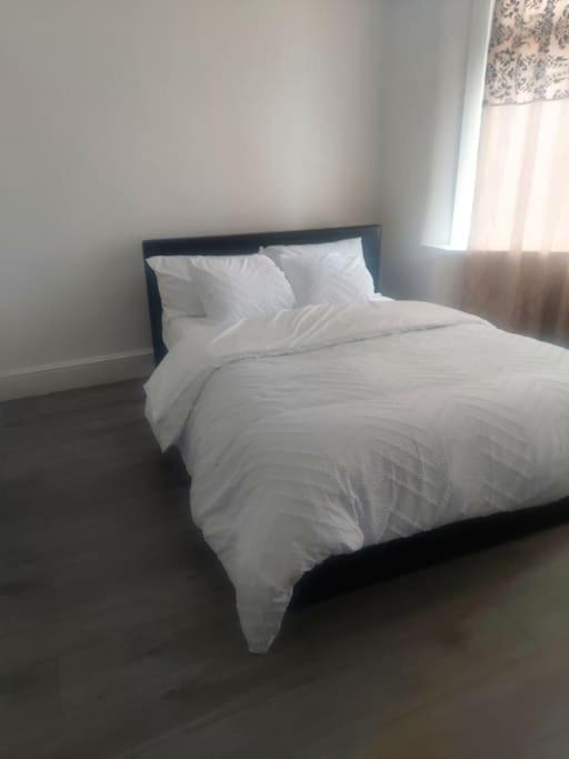 Home Away Barking Баркинг Екстериор снимка
