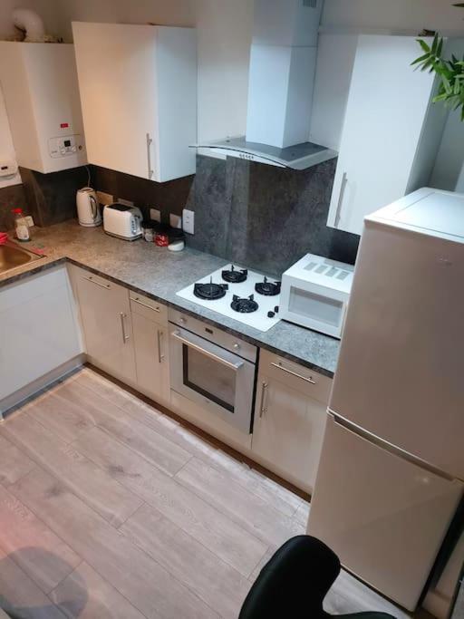 Home Away Barking Баркинг Екстериор снимка